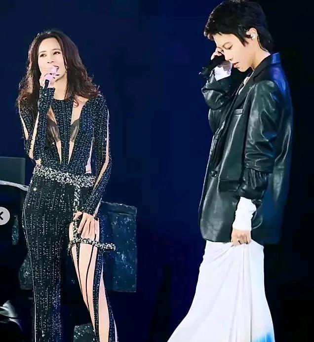 窦靖童和莫文蔚同台演唱！
窦靖童继承了王菲的好嗓子！
莫文蔚的穿搭总有一种很高级