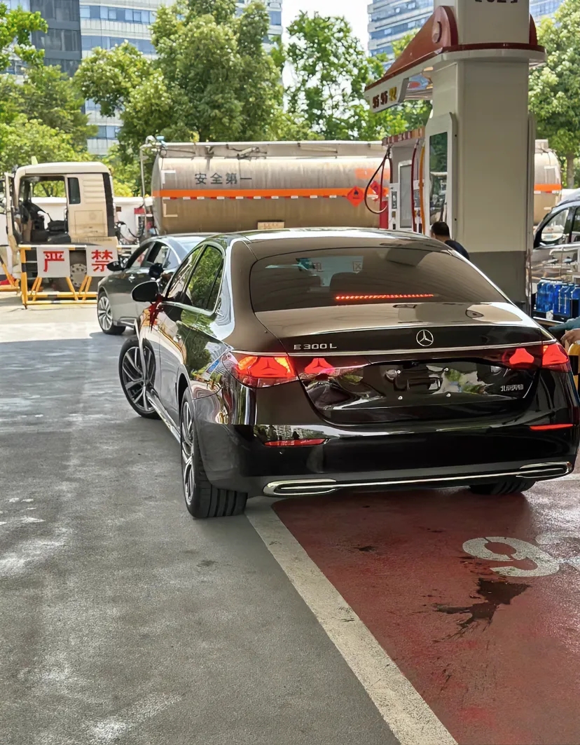 你发现了吗？路上跑的奔驰E300l很多，但是很少能见到奔驰E260l，是买奔驰e