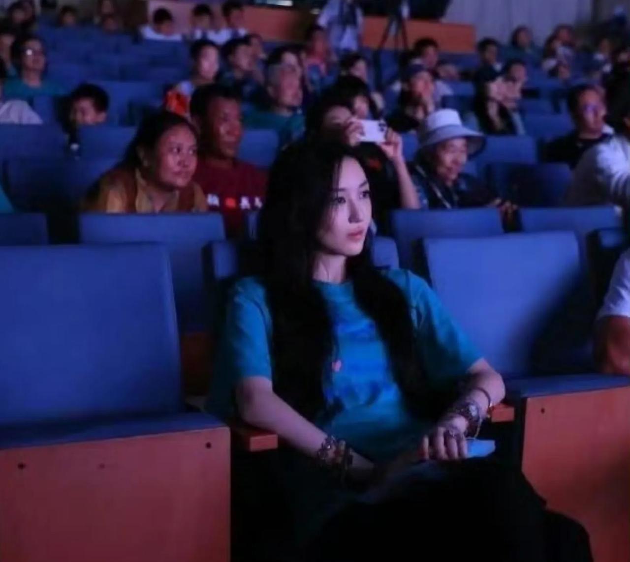 李嫣太成熟了吧……
有网友拍到，李亚鹏带着和王菲的女儿李嫣参加嫣然天使的相关活动