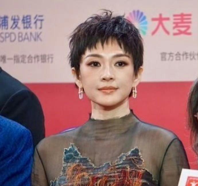 宋丹丹：我叫白云！
章子怡：我才是白云！
宋丹丹：（叉腰）我白云大名鼎鼎，你谁啊