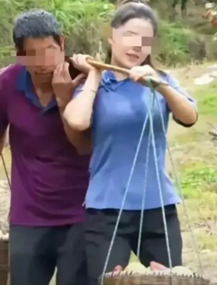 河北涿州，女子在晚上23点时去庄稼地，结果正好碰到70多岁的邻居大爷。邻居大爷摸