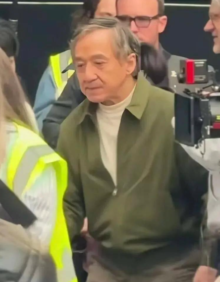 当年的国际巨星，如今也是白发苍苍的老人了，可惜岁月不饶人啊