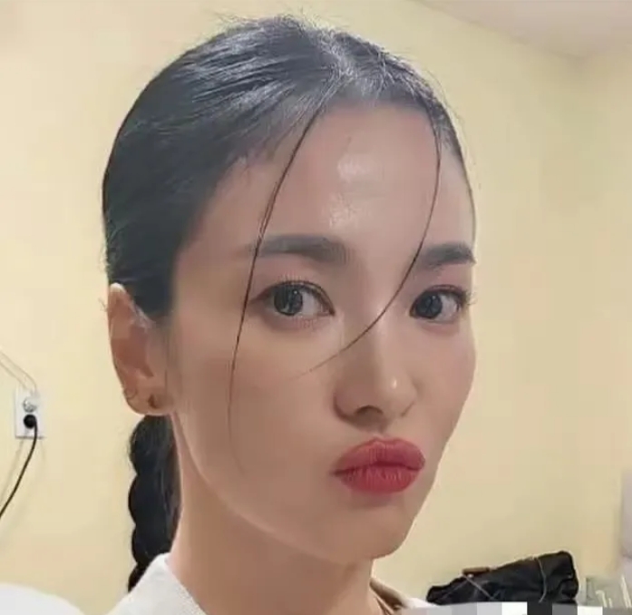 宋慧乔又美回来了！

前些日子，宋慧乔剪短头发，脸部下垂，法令纹明显，显得非常老