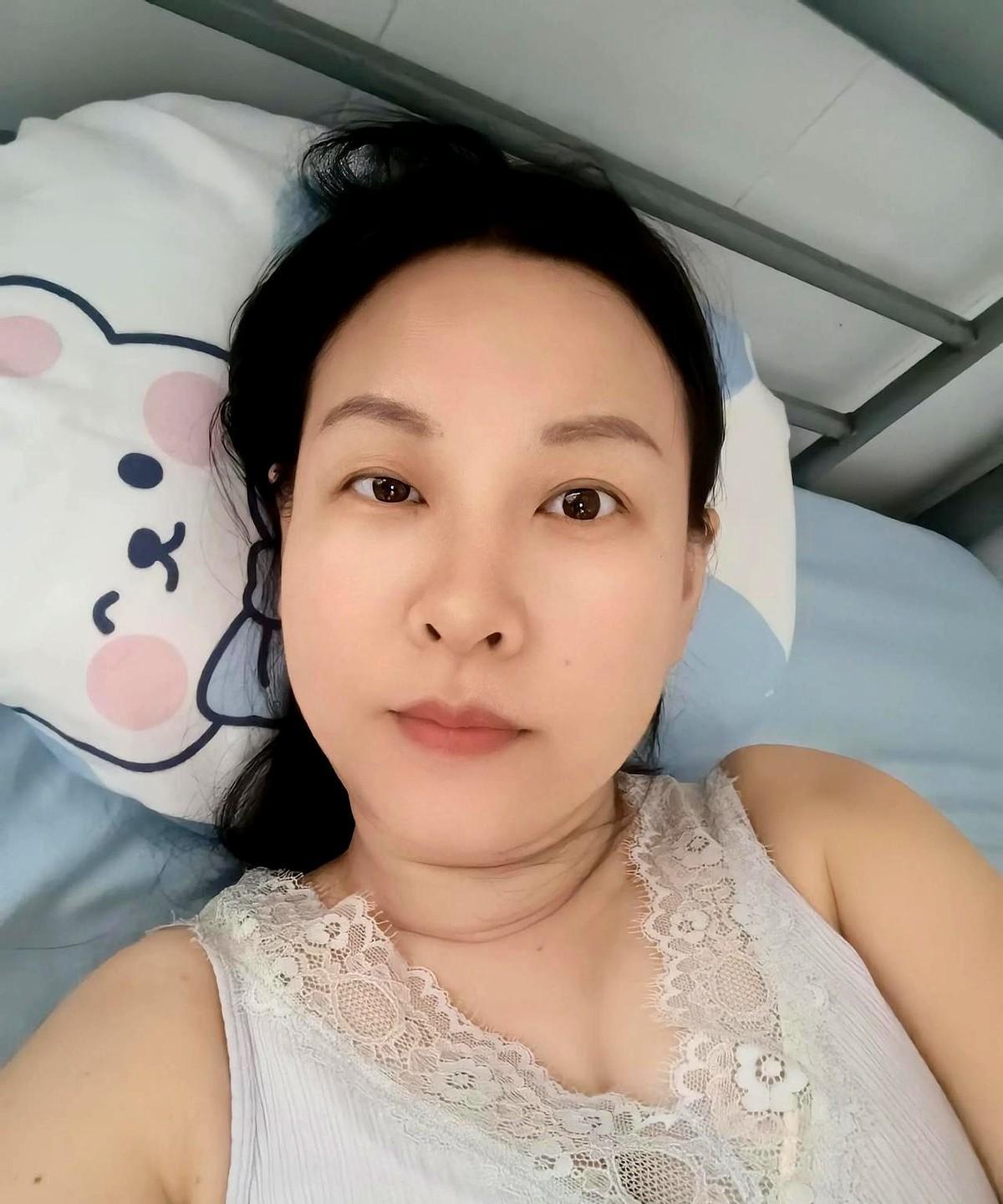 婚已离，独自一人来广州，漂泊他乡住楼顶。
这空调一开就是半天，电费还贵得要命，一