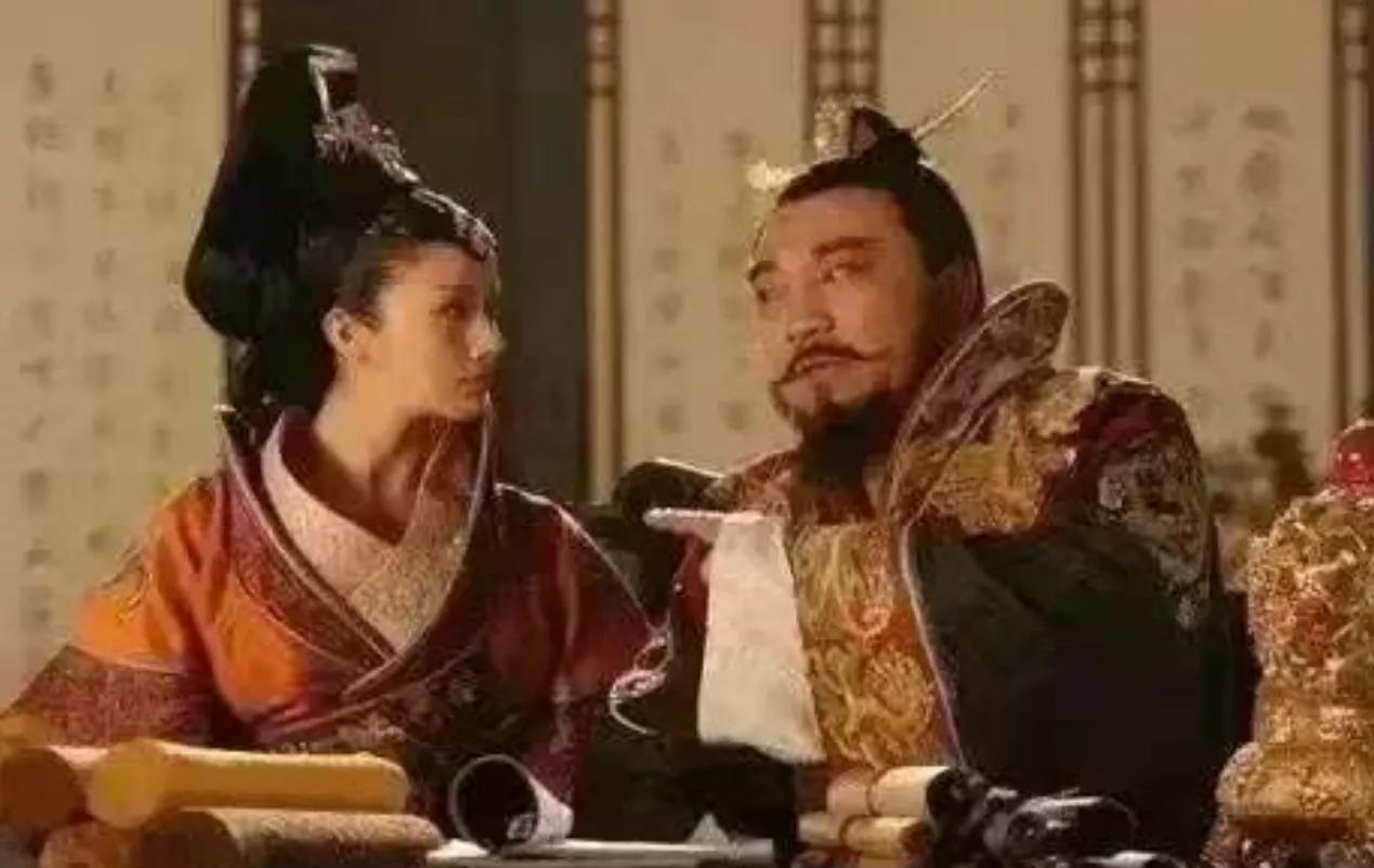 912年，朱温召儿媳王氏侍寝，谁料王氏轻声在朱温的耳边说：“你儿子要谋反！”朱温