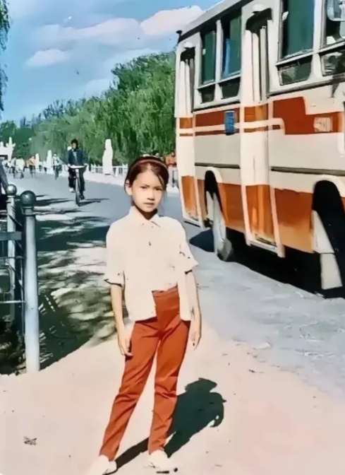 1988年，高圆圆在北京拍的照。那时候看着就是个美人胚子。