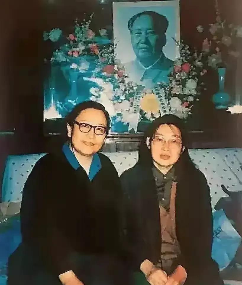 八十年代，李敏与妹妹李讷在一起，亲切交谈，嘘寒问暖，合影留念，美好的回忆！