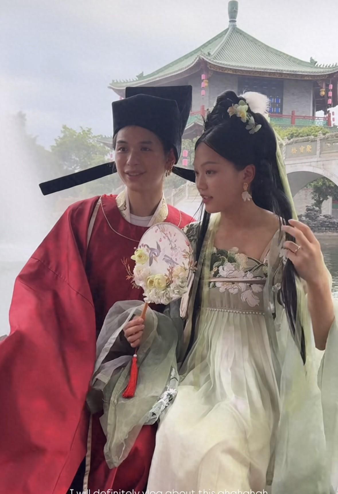 霍英东孙女与夫古装同框，丈夫柔美气质引热议，似承母貌成独特风景
近日，现年32岁