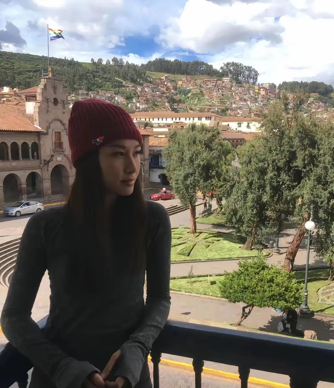徐子珊盯着手机屏幕，脑壳突突直跳，活像被塞进了两吨重的铅块。谁能料到，都窝在英国
