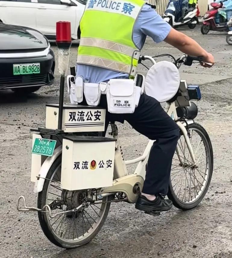还有这么节俭的派出所这种老物件还在用，说明交警对他的感情还是蛮深的，老伙计了
机