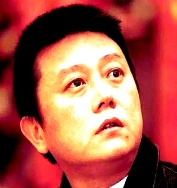 著名作家王朔当着媒体的面竟然毫不遮掩地说，自己一点也不爱母亲，母亲也不喜欢他，是