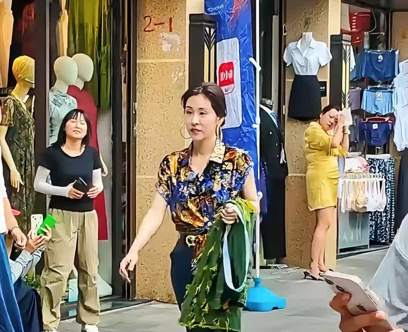 路人镜头下的张碧晨，

没有舞台滤镜加持，36岁的模样一览无遗——不算特别显