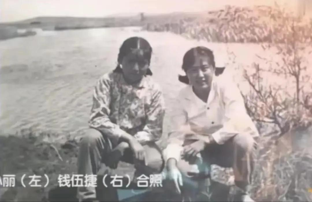1968年，18岁知青石小丽，直勾勾盯着19岁女医生为她上药。突然，石小丽泪流满