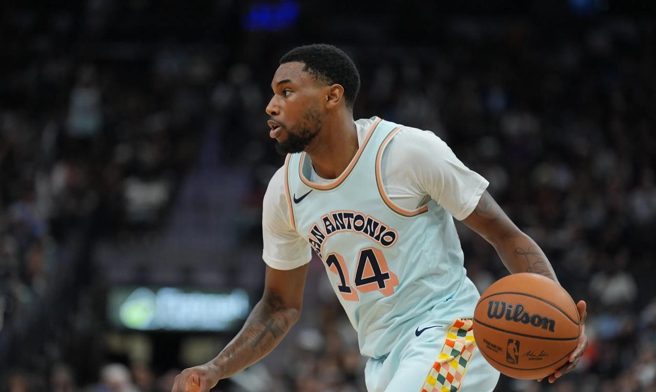 开拓者又签一后卫，新赛季后卫多达9人。或许开拓者准备动老将霍勒迪了，这可能要便宜