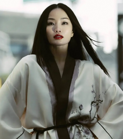 泽井杏奈日式大片惊艳 穿刺绣和服尽显时尚气场