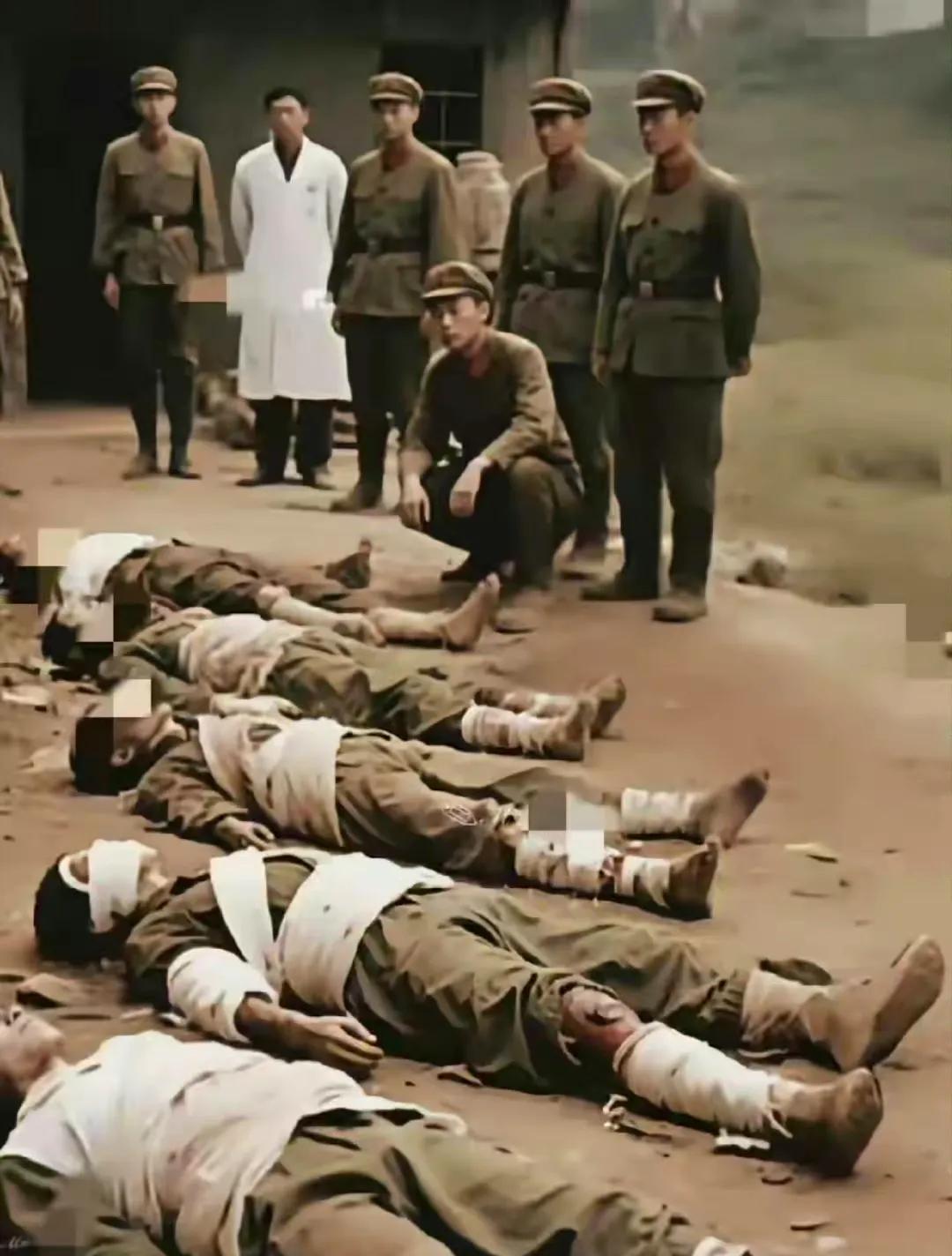 极度震撼的画面！1984年，老山战役打响后，从前线转运到临时救护所的伤员，因伤重