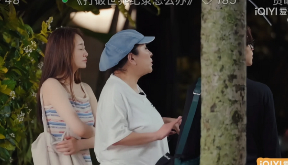 看节目时，李小冉和庆奶关于游泳的那段互动，真让人忍不住琢磨。李小冉觉得庆奶喜欢展