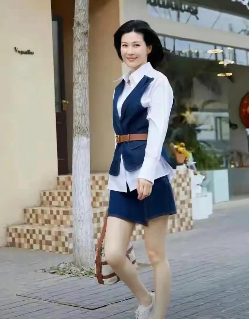 大家还记得这一位女孩吗？她演过李云龙老婆田雨，年轻时的她笑起来很甜，五官清秀，天
