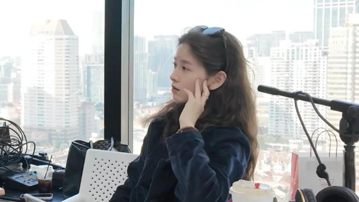 章泽天INS更新动态，晒开会合影，博客主持人晒合照透露惊喜