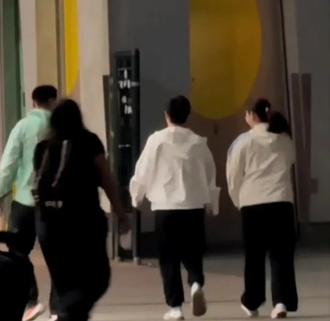 对于孙颖莎来说，
在国外打比赛最大的优势，
不是对手没变，
而是她可以自由
