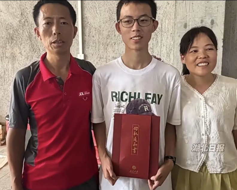 患癌快递小哥培养出考上北大的儿子！儿子以669分考取北大天体物理学专业，是镇上1