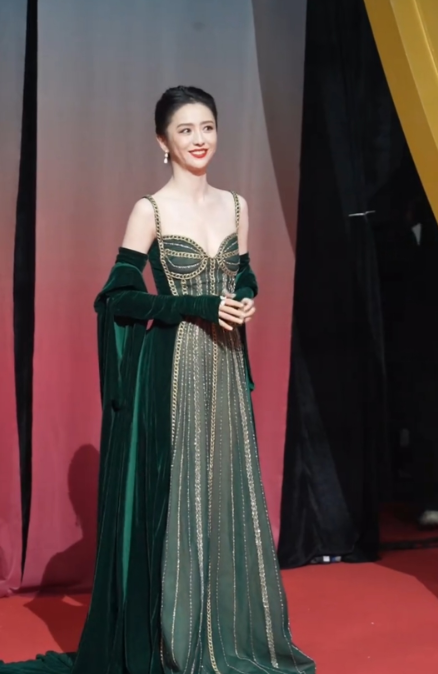 这颜色好趁她的皮肤呀，穿的好漂亮