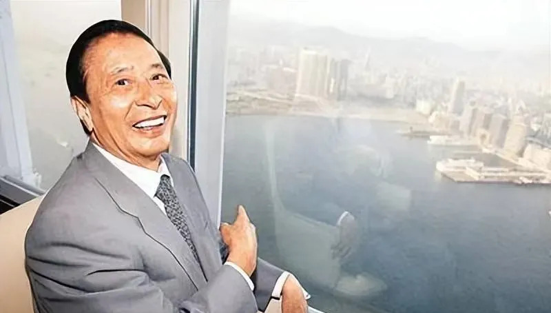 李兆基儿子名字由来











想不到吧！李兆基给儿子取名李家诚，背后
