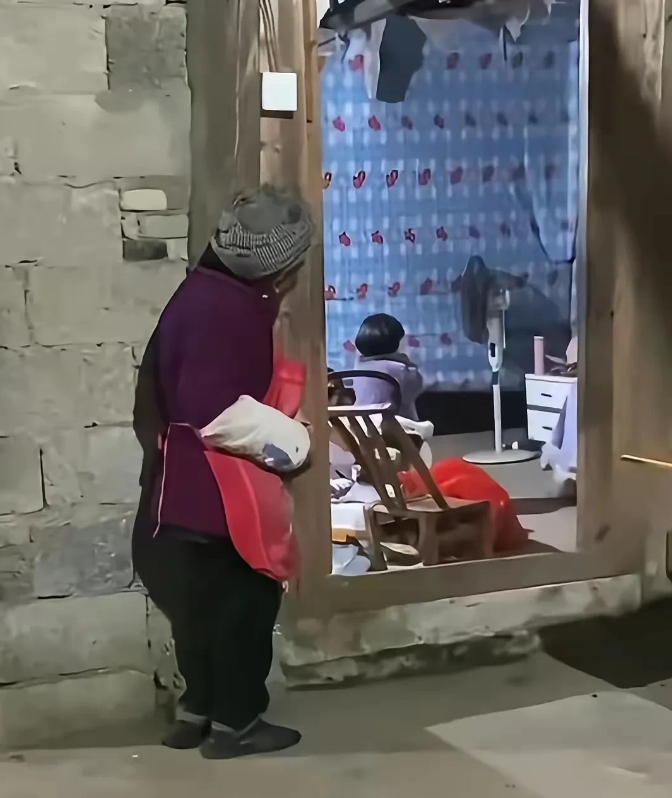 湖南，有一位村民从邻居家门口经过，发现邻居的妈妈站在家门口，看着屋内的孙女，眼神