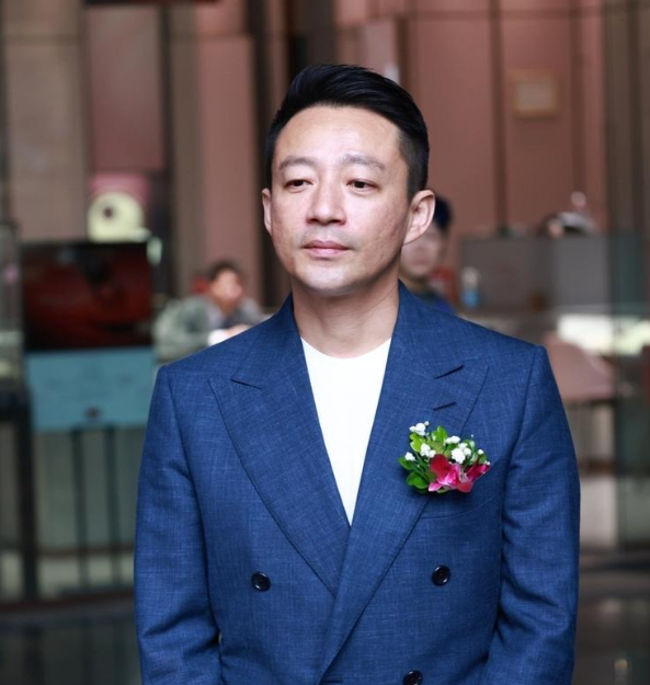 汪小菲终于学会闭嘴了，可S家族却步步紧逼，把他往绝路上赶。说实话，张兰母子做实业