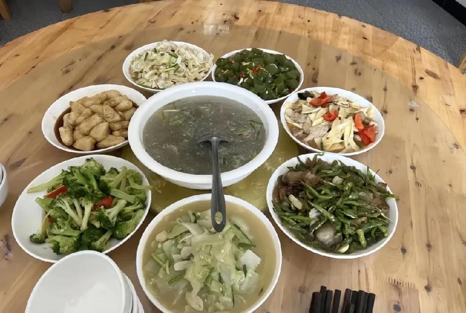 之前 我们一家出门避暑了两次，回来之后决定以后再热也不出去了，来回的舟车劳顿不说