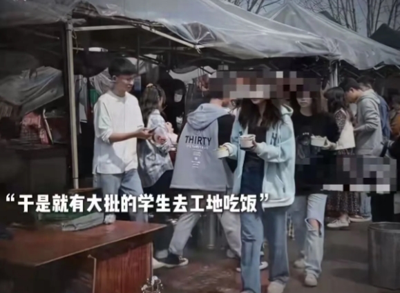 现在的学生真的越来越清醒了！学校食堂饭菜难吃，菜量又少，于是学生纷纷跑到学校附近