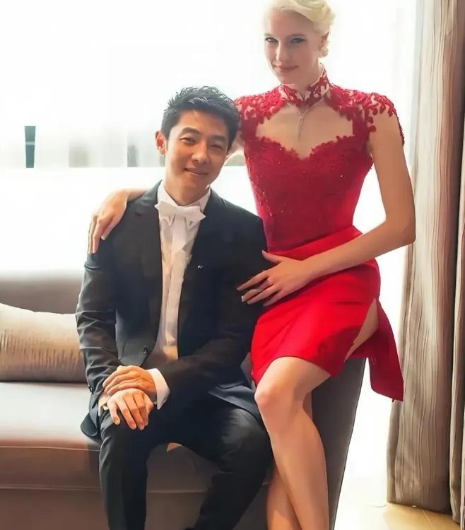 2013年，撒贝宁和国际巨星分手后，娶了加拿大妻子李白，有一次两人吵架了，李白说
