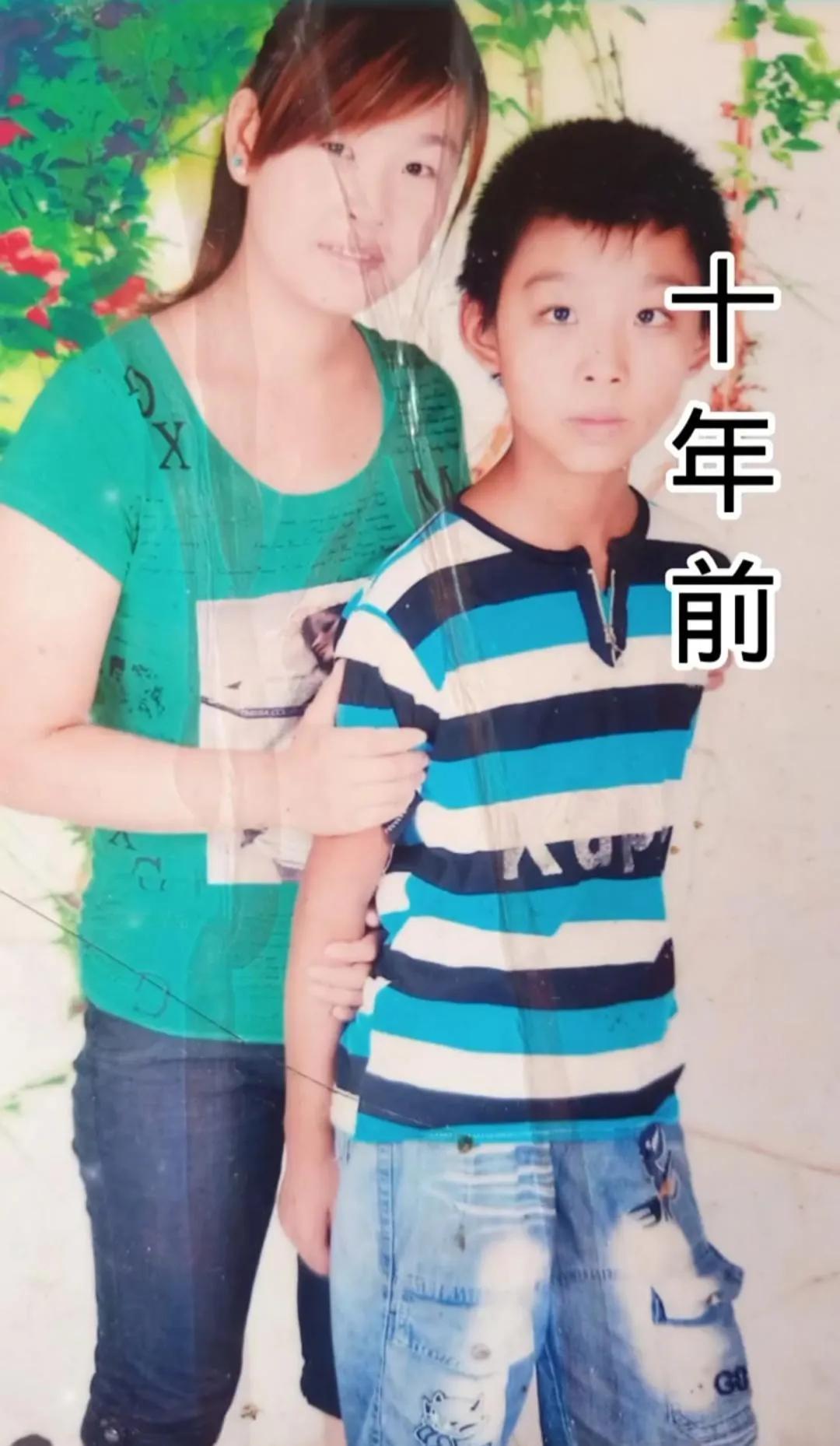 一对小姐弟相隔十年的二张合影，10年过去，弟弟长成了帅气的小伙子，姐姐也成了一个