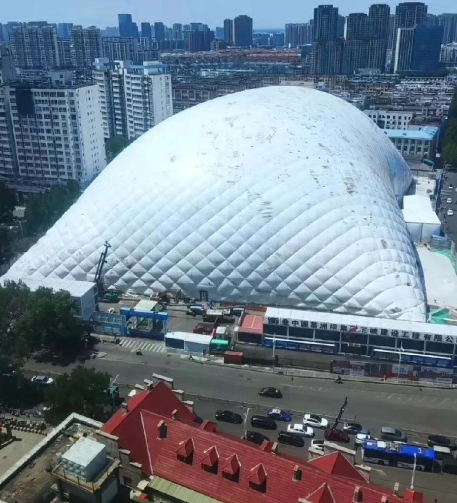 济南洪楼原大润发地块横空出世了一个巨大的气模棚，上面写着中国葛洲坝集团三峡建设公