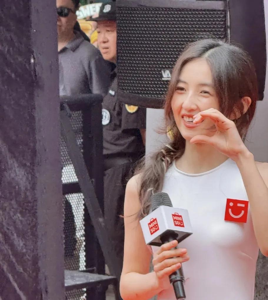 童星出道的张子枫，小小巧巧的，还像个娇憨的少女!头上系这一个小玩偶，风格非常卡哇