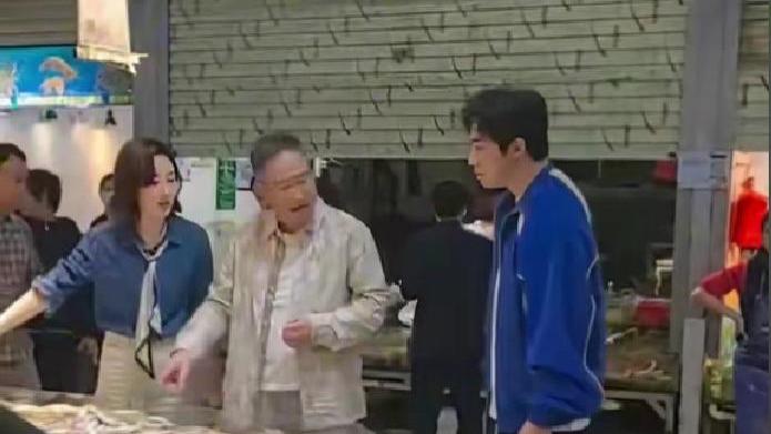 俞灏明带王晓晨回广东，穿情侣装会友，女友素颜被质疑喜讯将至