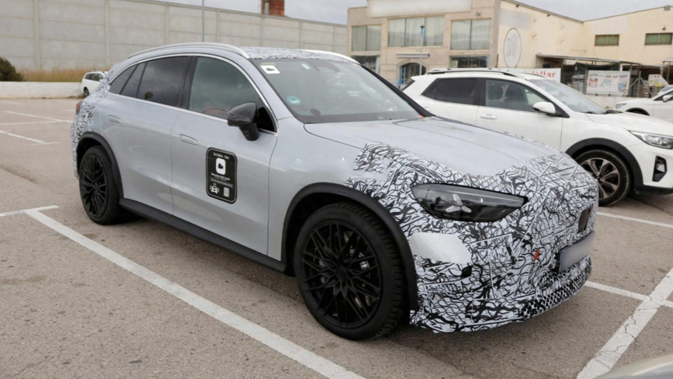 梅赛德斯-AMG GLC纯电版谍照曝光，或配双电机四驱，2026年发布