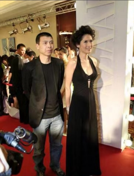 2009年，冯小刚带着大长腿的沈星回自己的公寓，直到第二天凌晨才悄悄离开，这件事