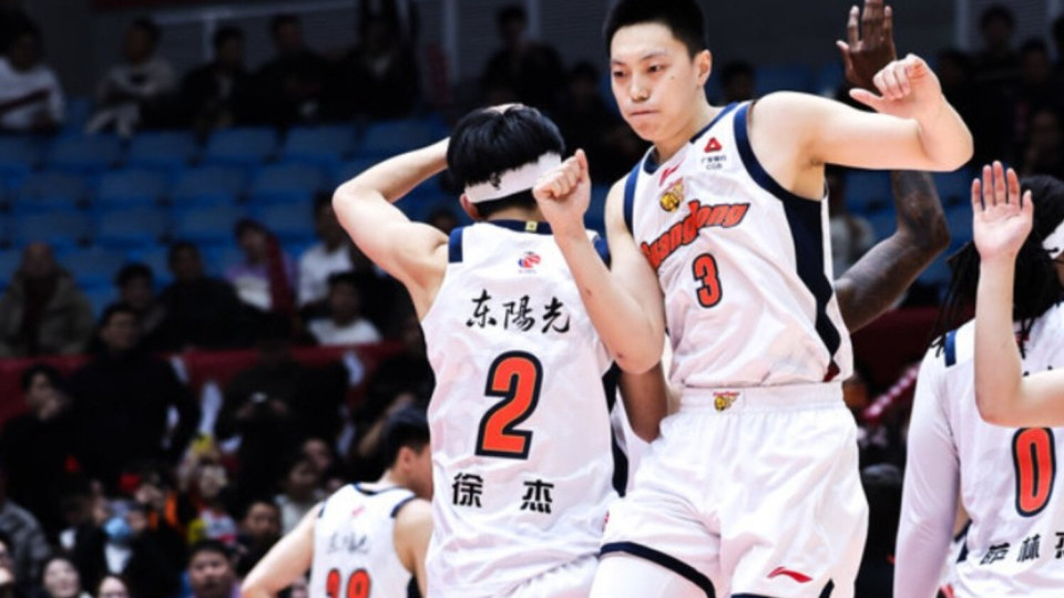 最后7.3秒！广东宏远领先2分，请注意徐杰，落地一刻太惊险！