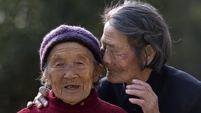 2021年发小走了，我划破眼角，谎称我就是发小，把她母亲接来赡养