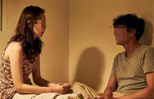 宁夏，一男子在出租屋里，偷偷安装了摄像头，将其与情人的私密时刻尽数偷拍。当情人决