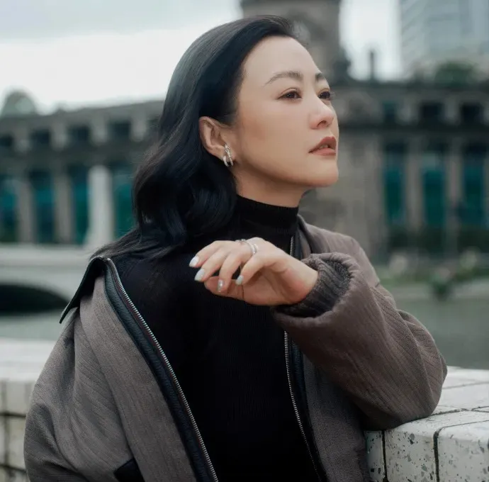 郝蕾接下《让我来唱》这档节目，感觉真是把自己搁在了挺尴尬的地方。
 
这节目里的