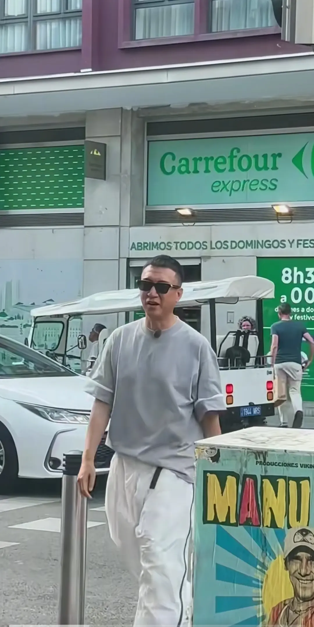 这是谁啊，感觉有点酷！！
