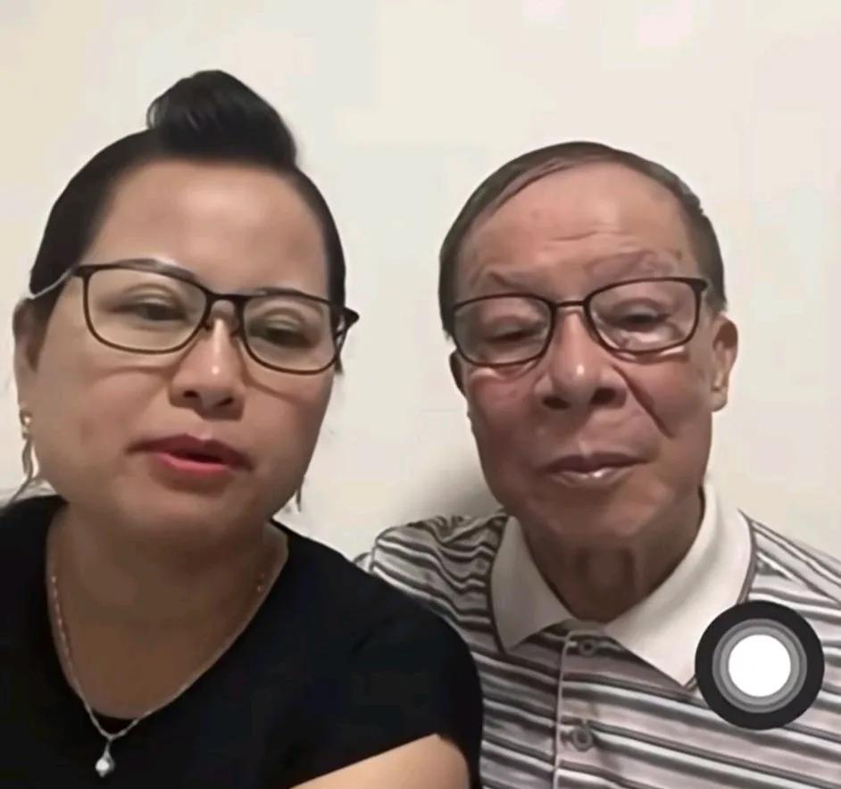 这俩人加起来也一百多岁了，这次闹这么大，不知道算不算情缘终结版。
港媒报道，何伯