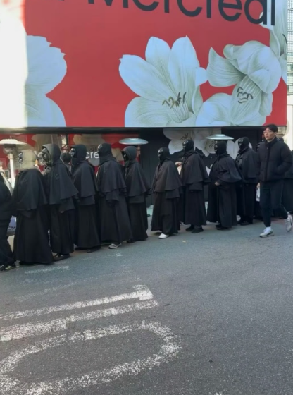 网友偶遇EXO回归宣传，有种诡异的抽象感，哥几个不会藏里面了吧