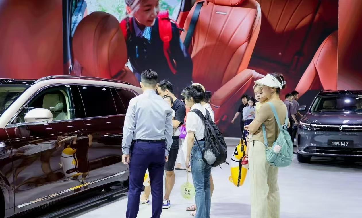 问界携全系车型亮相重庆车展，歌手、制作人王铮亮也到达现场，并分享M9用车体验。他