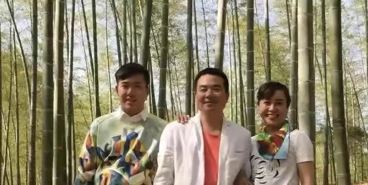 没想到毕光钧在儿子毕昌煜长大以后，跟妻子的关系还那么好，一家三口出门旅游，妻子还