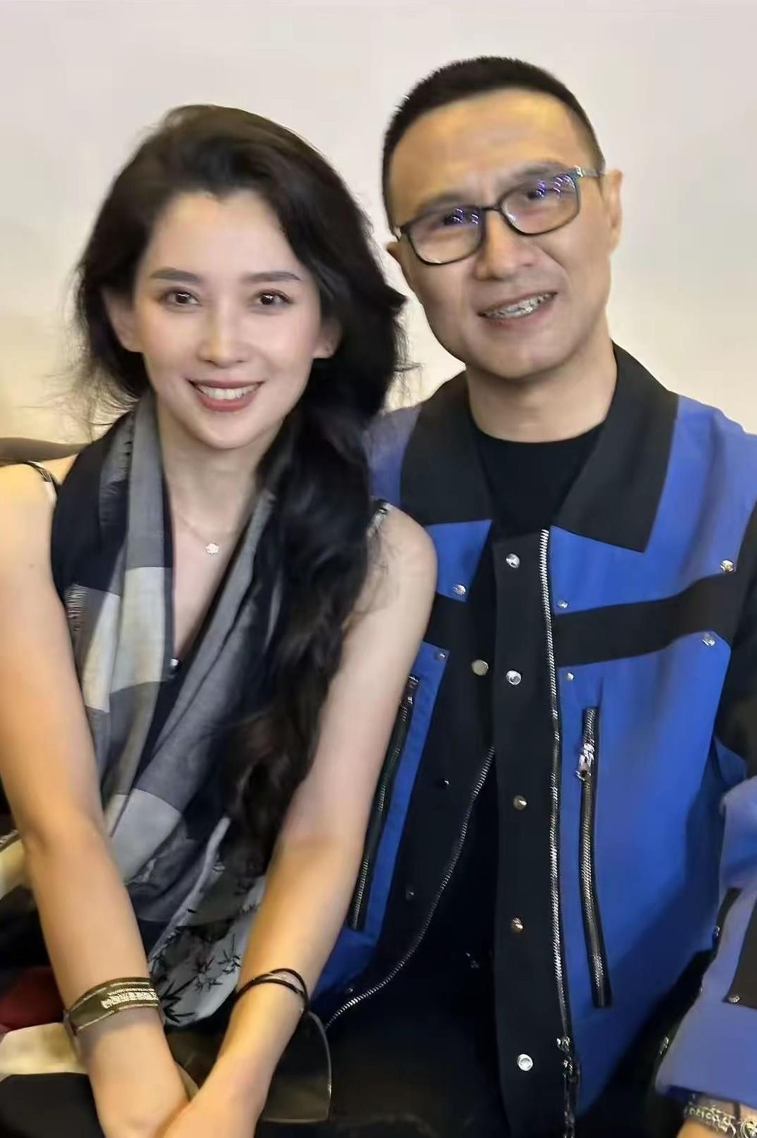 真不知道这汪峰有啥魅力？
这些女的明知道他多次离婚，还往跟前凑！