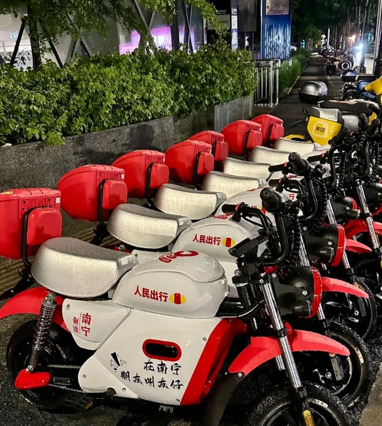 南宁共享车又要火出新高度！

最新投放的这一批人民出行共享电动车，仿摩托车的设计