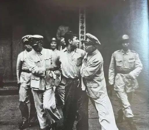 60多年后，人们才知道上刑场前他回头在找什么！
他叫王孝和，24岁，上海人。
那